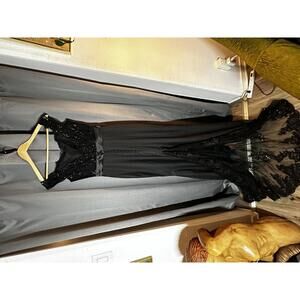 Elegant Black Evening Gown with Lace and Sequin Details